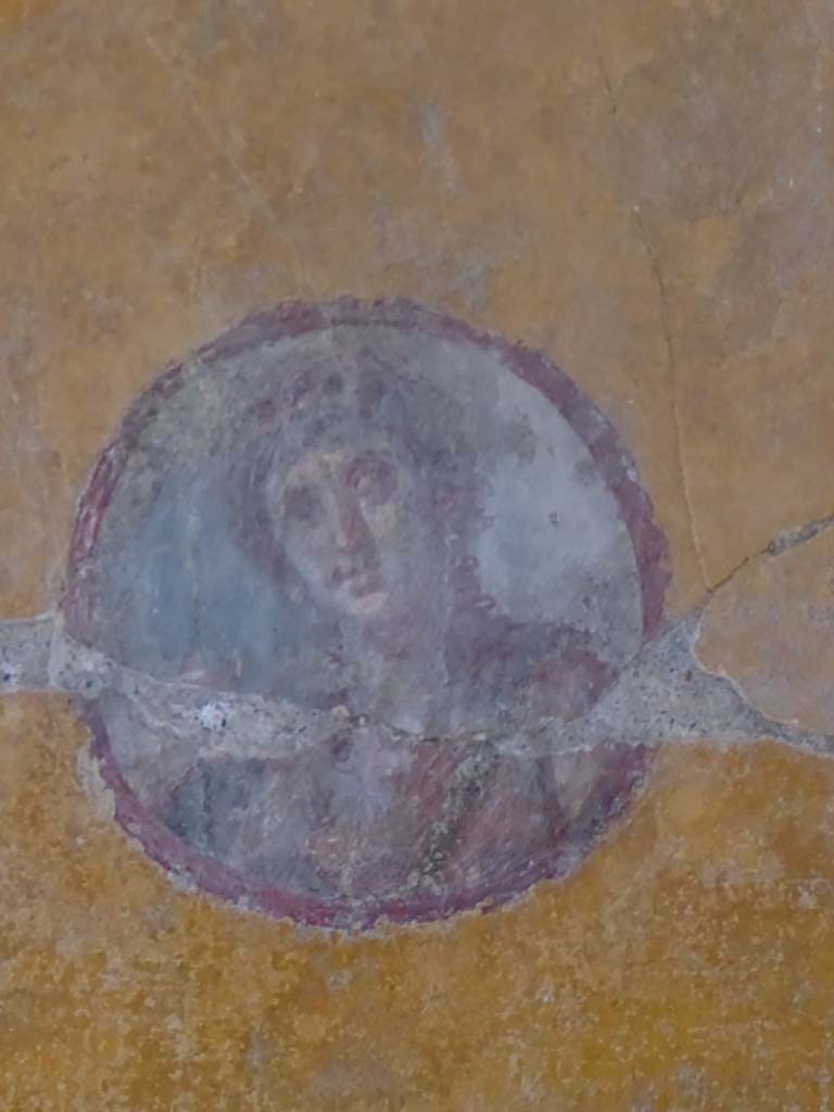 VI.16.7 Pompeii. September 2015. Room R, painted medallion from north end of the west wall.
Foto Annette Haug, ERC Grant 681269 DCOR.
