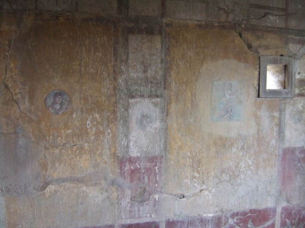 VI.16.7 Pompeii. May 2010. Room R, painted medallion on east end of north wall.