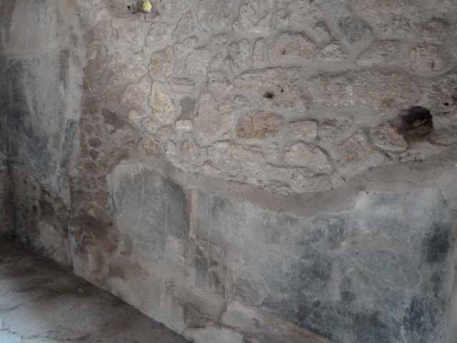 VI.16.7 Pompeii. May 2006. Room F, north portico. Painted north wall with doorways to rooms M, L and K.
