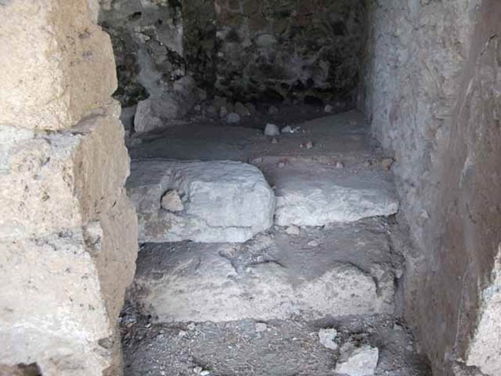 VI.16.7 Pompeii. May 2010. Room K, floor of latrine.