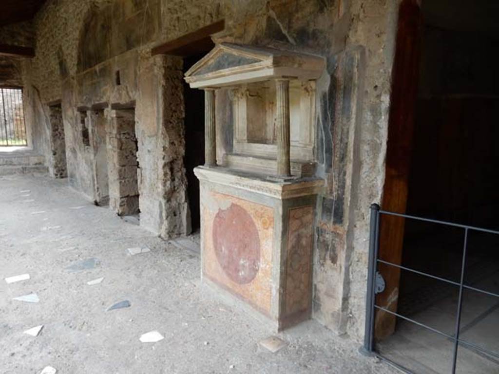 VI.16.7 Pompeii. May 2016. Room F, looking west along the north portico. Photo courtesy of Buzz Ferebee.
