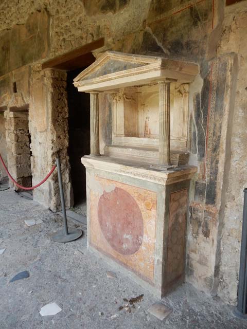 VI.16.7 Pompeii. May 2016. Room F, north portico. Lararium with aedicula over altar to household gods. Photo courtesy of Buzz Ferebee.
