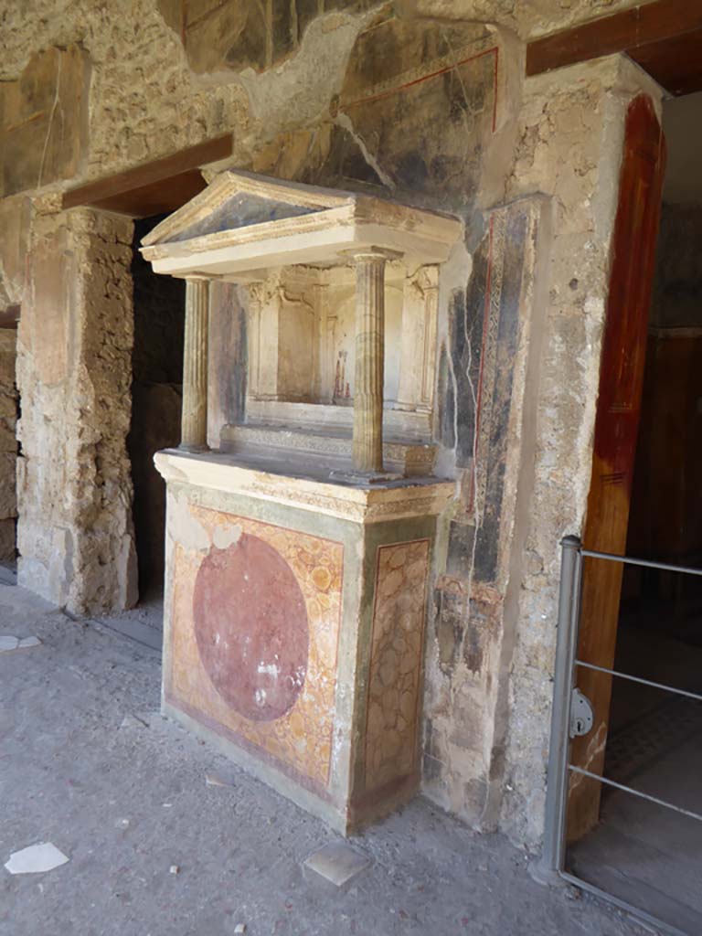 VI.16.7 Pompeii. May 2006. Room F, north portico. Lararium. Household altar. Two fluted marble columns, with architrave and pediment. The rectangular niche has its floor divided into three levels by two high steps (shelves).

