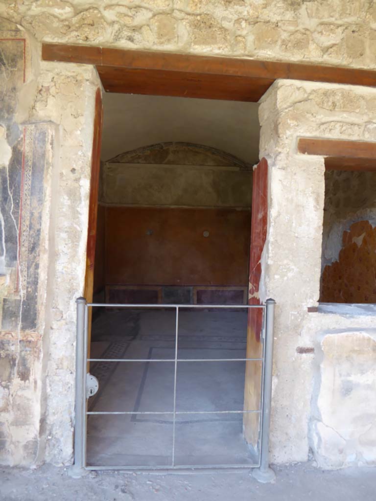 VI.16.7 Pompeii. May 2010. Doorway of room I, cubiculum with glass medallions of golden cupids. 