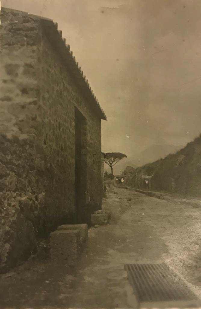 VI.16.7 Pompeii. 1934. Entrance doorway, on left. Looking north on Via del Vesuvio.
Photo courtesy of Rick Bauer.
