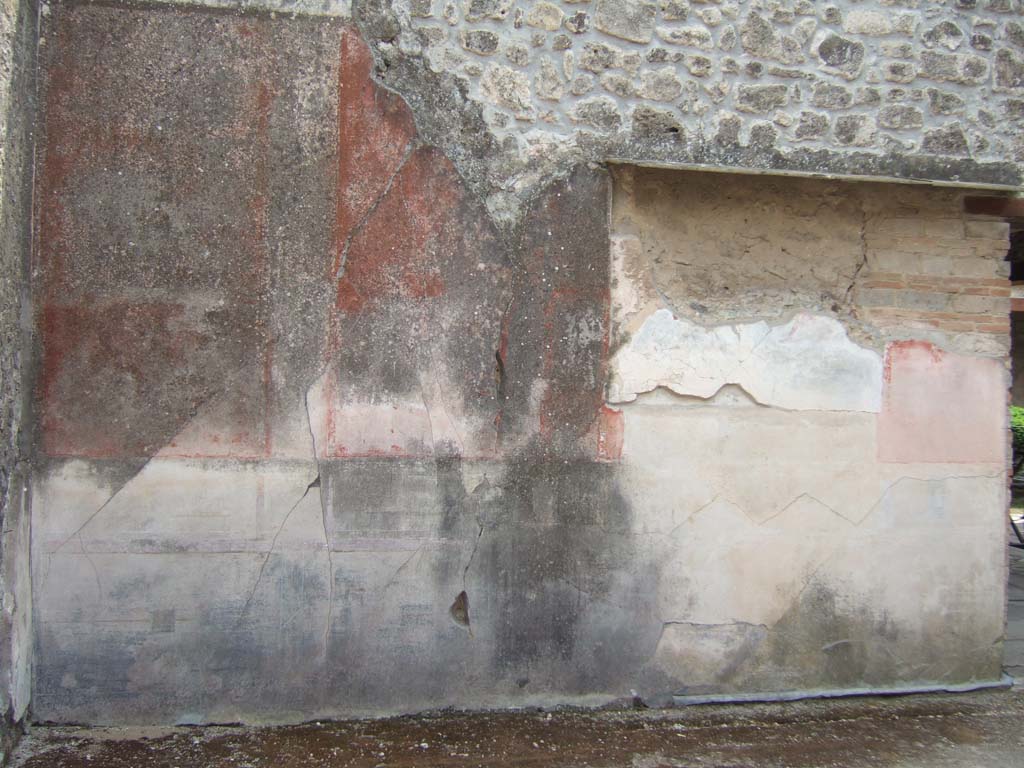 VI.16.7 Pompeii. May 2010. West wall of room D, with doorway to atrium.