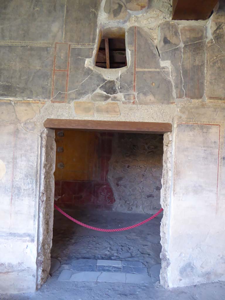 VI.16.7 Pompeii. May 2016. Room N, threshold of doorway. Photo courtesy of Buzz Ferebee.