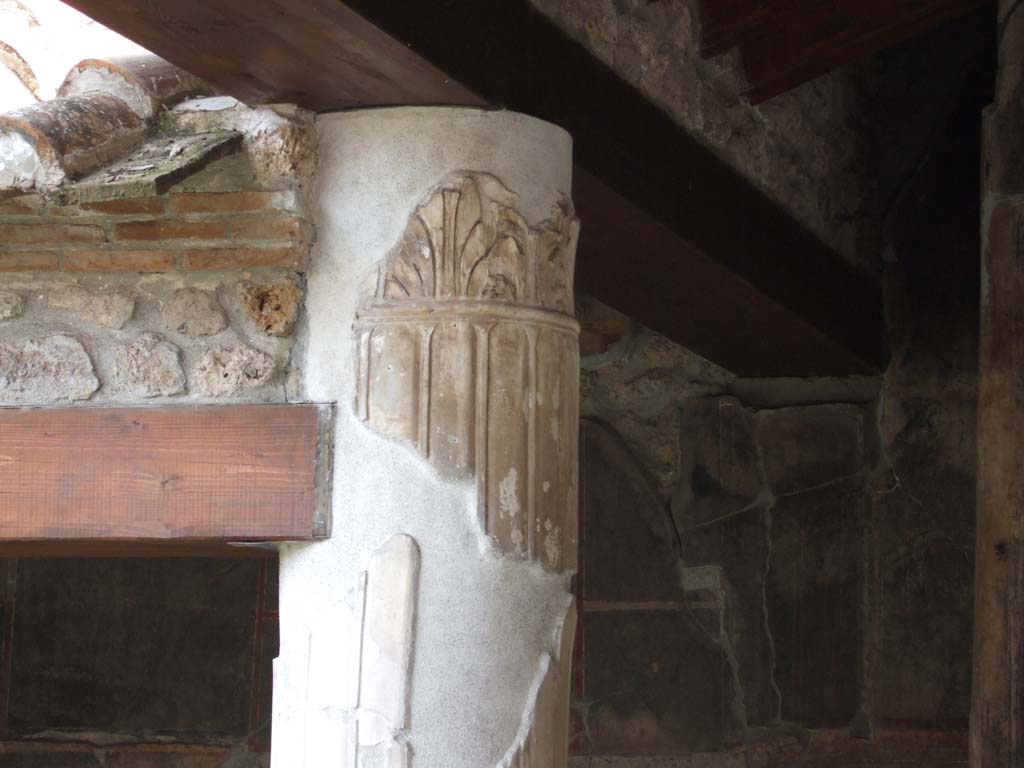VI.16.7 Pompeii. May 2006. Room F, detail of column in west portico.
