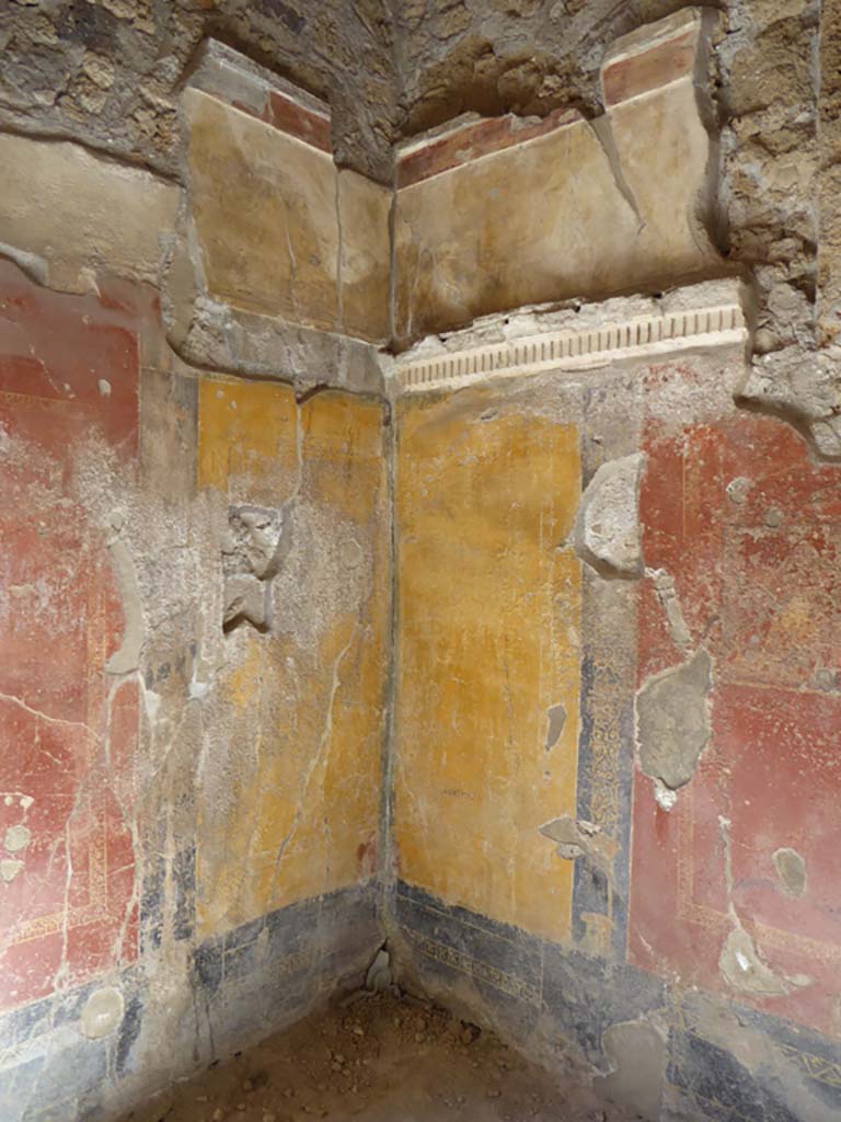 VI.16.7 Pompeii. September 2015. Looking towards north-west corner of cubiculum C.
In this room is a First style denticulated cornice and the faded remains of wall painting of Leda and the swan.
Foto Annette Haug, ERC Grant 681269 DÉCOR.
