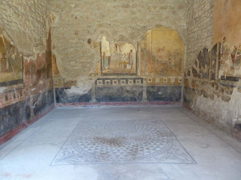 VI.16.7 Pompeii. September 2015. Exedra G, looking east from east portico.
In this room are paintings of Thetis in the workshop of Hephaestus, Jason, with one sandal only, stepping in front of Pelias, and Achilles with Briseis and Patroclus in his tent
In the centre of the mosaic floor is a large square mosaic with a circular geometric pattern and plants in each corner.
Foto Annette Haug, ERC Grant 681269 DÉCOR.


