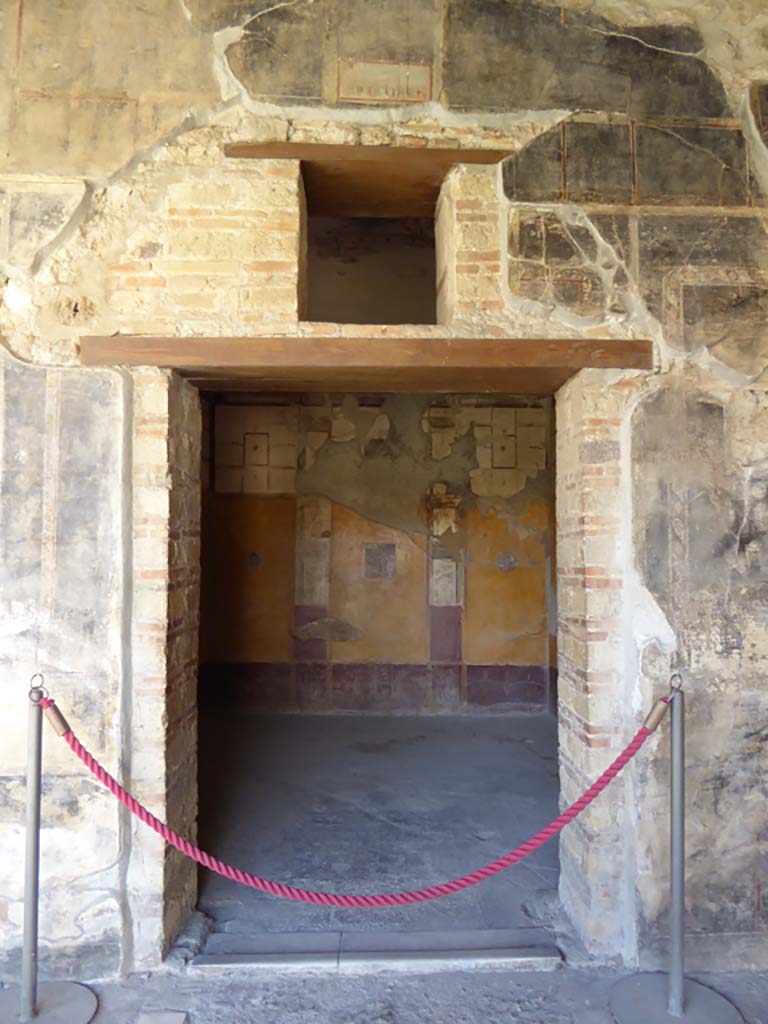 VI.16.7 Pompeii. September 2015. Room R, looking west through doorway from west portico.
Foto Annette Haug, ERC Grant 681269 DÉCOR.
