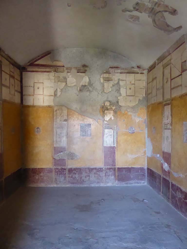 VI.16.7 Pompeii. September 2015. Room R, looking towards west wall from doorway.
Foto Annette Haug, ERC Grant 681269 DÉCOR.

