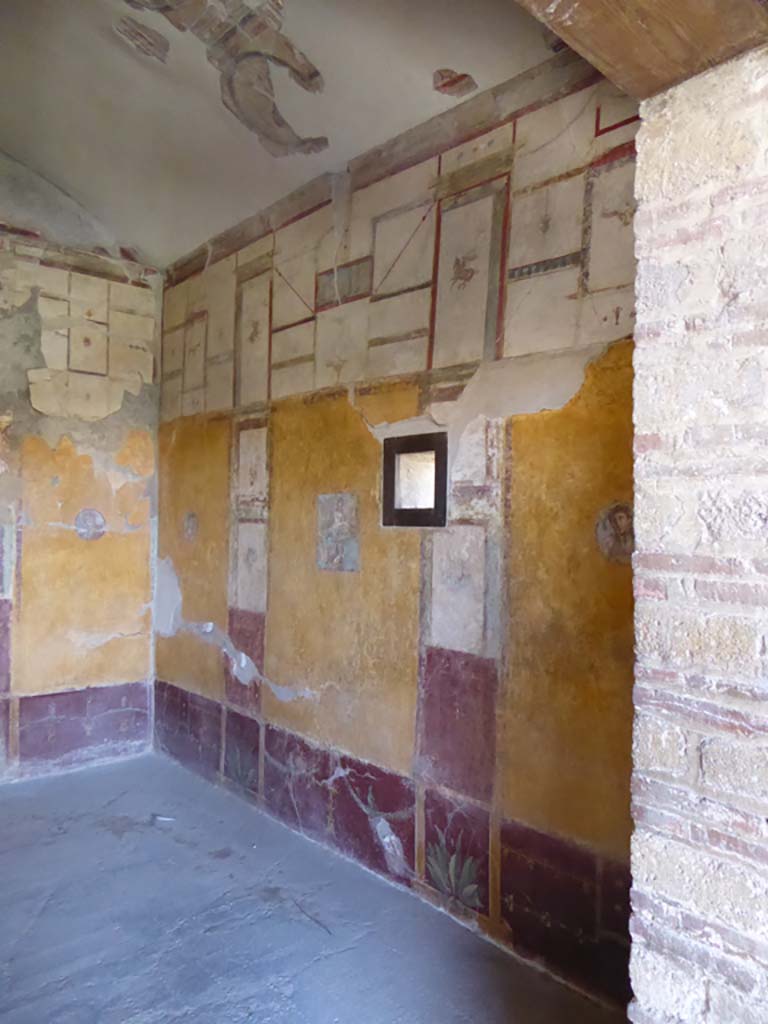 VI.16.7 Pompeii. September 2015. Room R, looking towards north wall from doorway.
The room has the remains of a vaulted painted ceiling.
Foto Annette Haug, ERC Grant 681269 DÉCOR.

