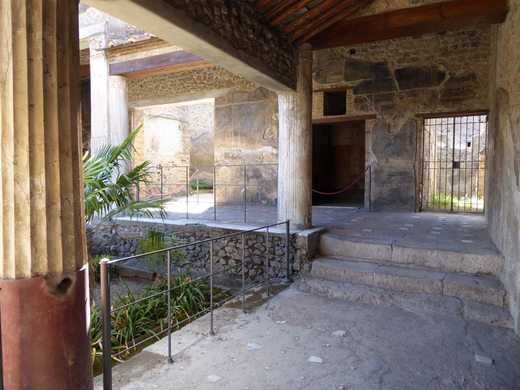 VI.16.7 Pompeii. September 2015. North-west corner of portico, looking west to doorways to room O, R, and to services area.
Foto Annette Haug, ERC Grant 681269 DÉCOR.
