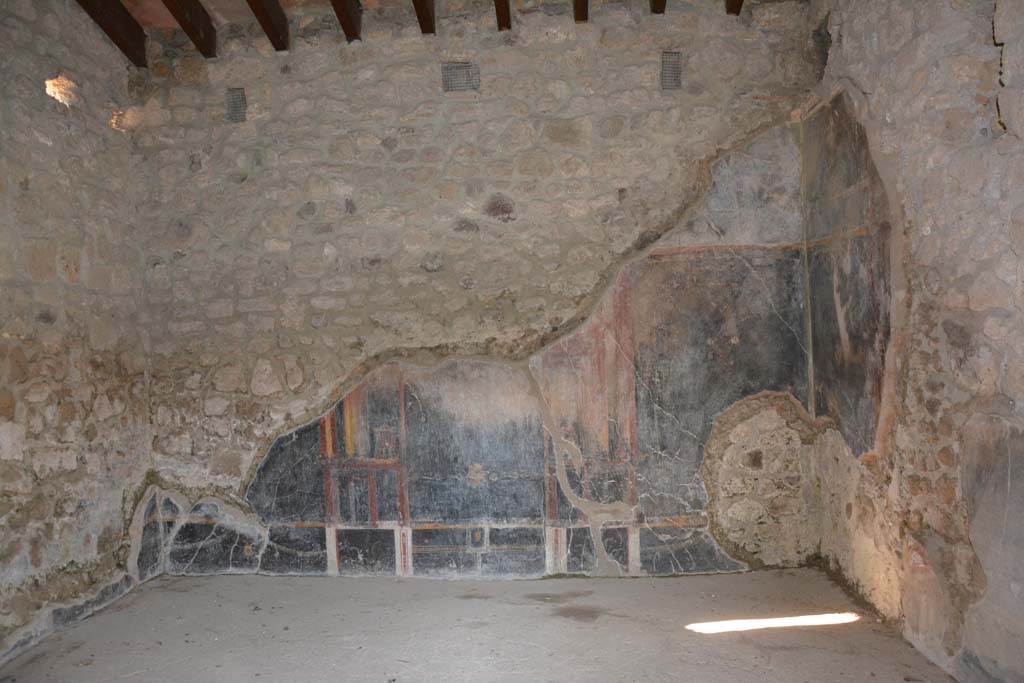 VI.16.7 Pompeii. March 2019. Room M, looking towards north wall.
The floor has a geometric pattern of white mosaics set in to it.
Foto Annette Haug, ERC Grant 681269 DÉCOR.

