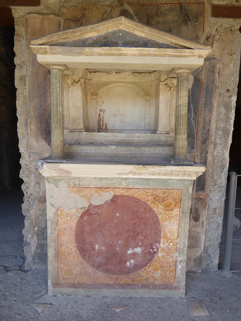 VI.16.7 Pompeii. September 2015. Room F, north portico, looking north towards lararium.
Bronze statuettes of Mercury, Juno, Jupiter, Minerva and two Lares and a bronze jug were found on the two shelves
The lararium podium is painted to represent red and yellow marble with a darker circle in front.
Foto Annette Haug, ERC Grant 681269 DÉCOR.

