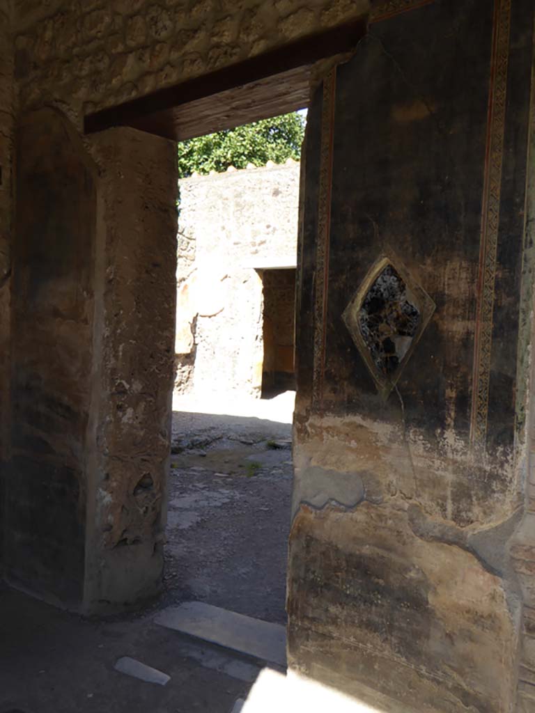VI.16.7 Pompeii. September 2015. Doorway from north-east portico into atrium B, looking east.
An obsidian mirror is embedded in the plaster at the side of the doorway.
Foto Annette Haug, ERC Grant 681269 DÉCOR.
