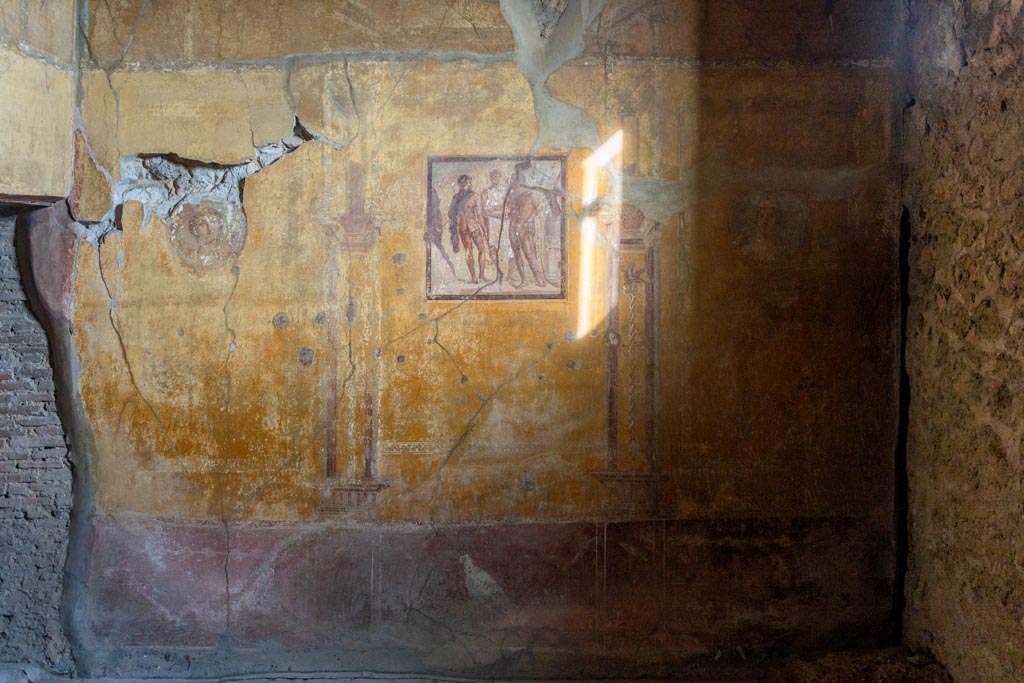 VI.16.15 Pompeii. December 2006. East wall of room G with central wall painting from a myth of Hercules.