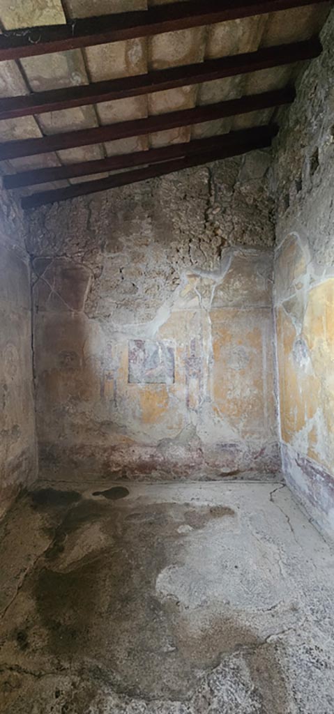 VI.16.15 Pompeii. May 2015. Room G, looking towards west wall. Photo courtesy of Buzz Ferebee.
