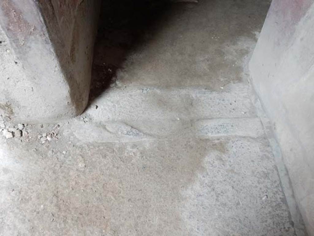 VI.16.15 Pompeii. May 2015. Room H, threshold of doorway. Photo courtesy of Buzz Ferebee.
