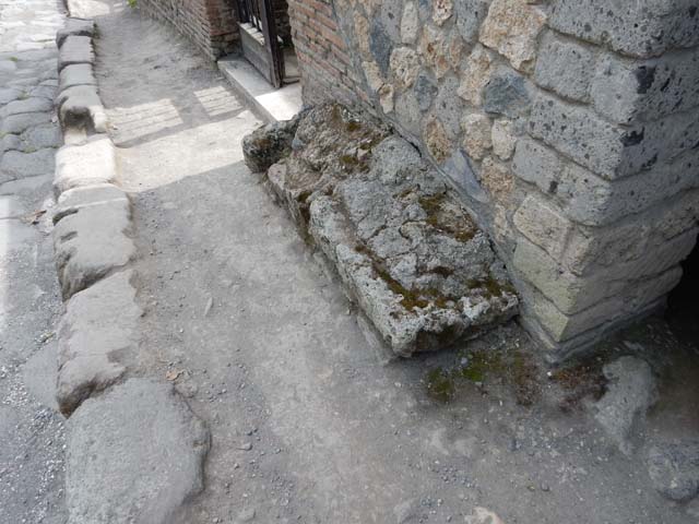 VI.16.15 Pompeii. May 2015. Entrance doorway with bench.  Photo courtesy of Buzz Ferebee.