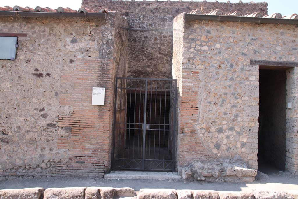 VI.16.15 Pompeii. September 2021. |Looking west to entrance doorway on Via del Vesuvio. Photo courtesy of Klaus Heese.