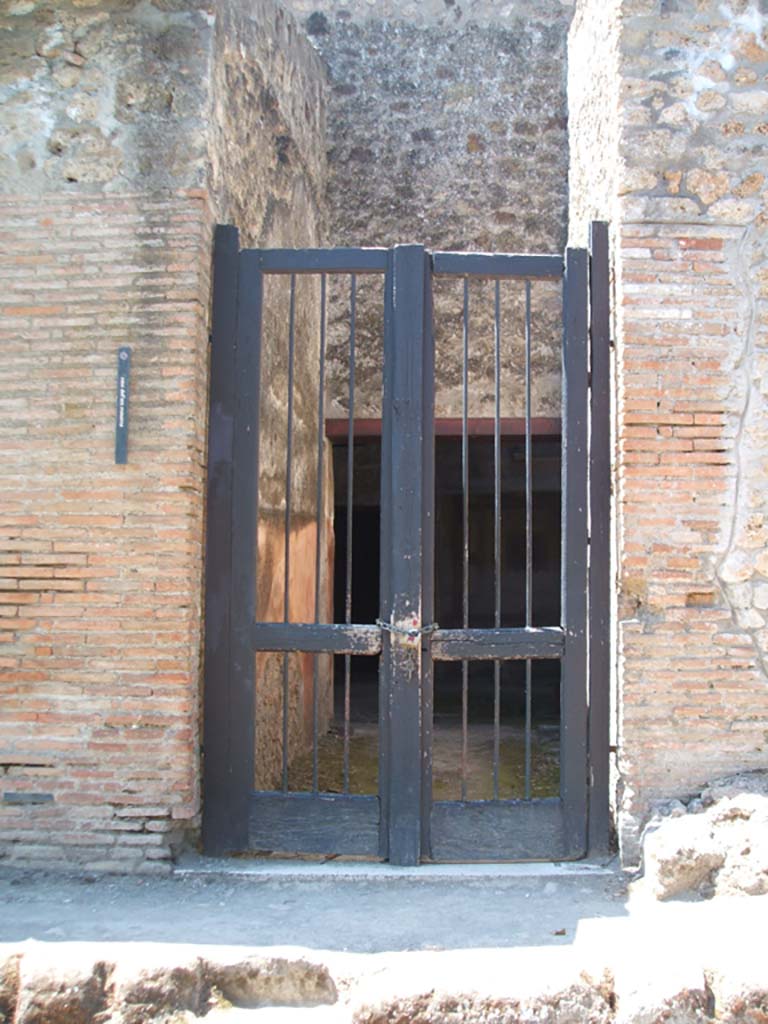 VI.16.15 Pompeii. May 2005. Entrance doorway. According to NdS, the fauces or entrance corridor had a travertine threshold. See Notizie degli Scavi, 1908, (p.63-84)
