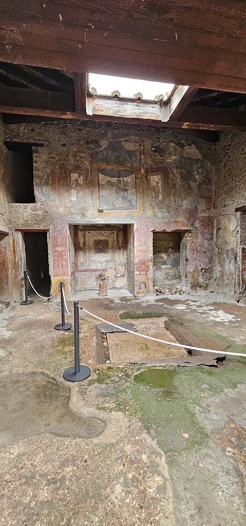 VI.16.15 Pompeii. May 2015. Entrance fauces A, looking east along south side towards entrance doorway.  Photo courtesy of Buzz Ferebee.
