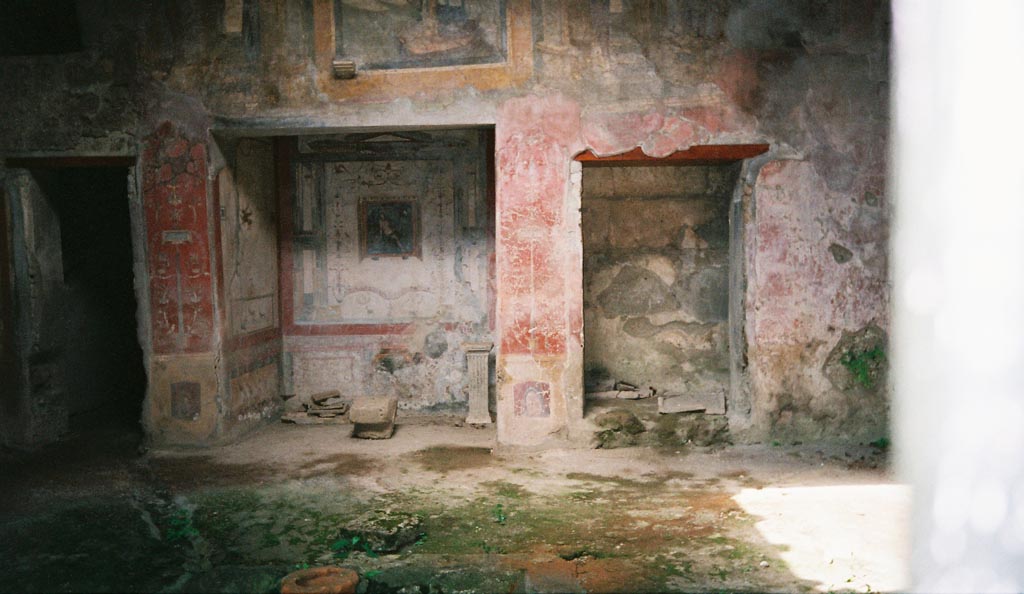 VI.16.15 Pompeii.  December 2006.  Lararium in atrium B, on north wall.