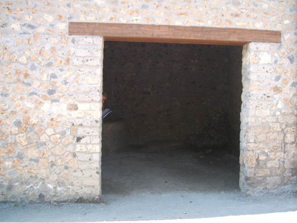 VI.16.17 Pompeii. May 2005. Entrance doorway, looking west. According to NdS, this entrance led into room M, and then linked by room L into the whole house of VI.16.15.
The floor was of cocciopesto, the wall plaster was crude which showed remains of two overlapping plasters. See Notizie degli Scavi, 1908, (p.83)

