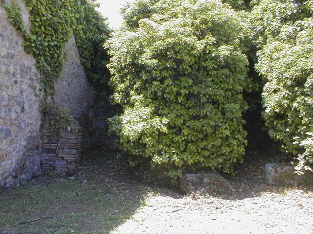 VI.16.18 Pompeii.   May 2005.  Looking west at rooms at rear of shop.
