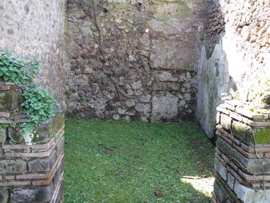 VI.16.18 Pompeii. March 2009. Doorway to room in south-west corner of rear. Looking west.