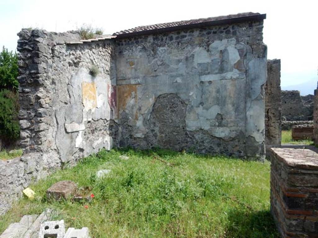 VI.16.19 Pompeii. May 2015.  Looking from doorway across room I, towards south wall of room J, of VI.16.26/27, and south-east corner. Photo courtesy of Buzz Ferebee.
