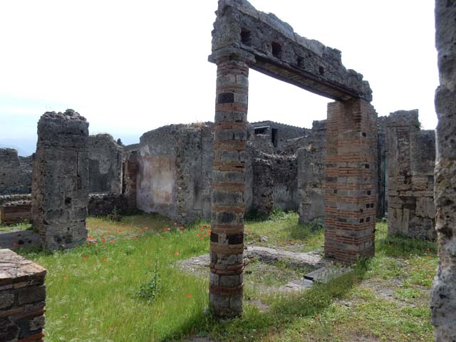 VI.16.19 Pompeii. May 2015. Looking towards west wall of room G, triclinium of VI.16.26/27. Photo courtesy of Buzz Ferebee.
