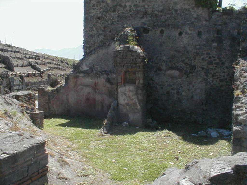 VI.16.20 Pompeii. May 2005. Looking south. The entrance doorway of VI.16.20 is in the exterior wall on the left. Photo taken from VI.16.23. 


