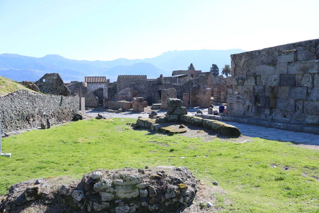 VI.16.21 Pompeii and VI.16.22, in centre. December 2018. 
Looking south-west from north of the Vesuvian Gate, on right. Photo courtesy of Aude Durand.

