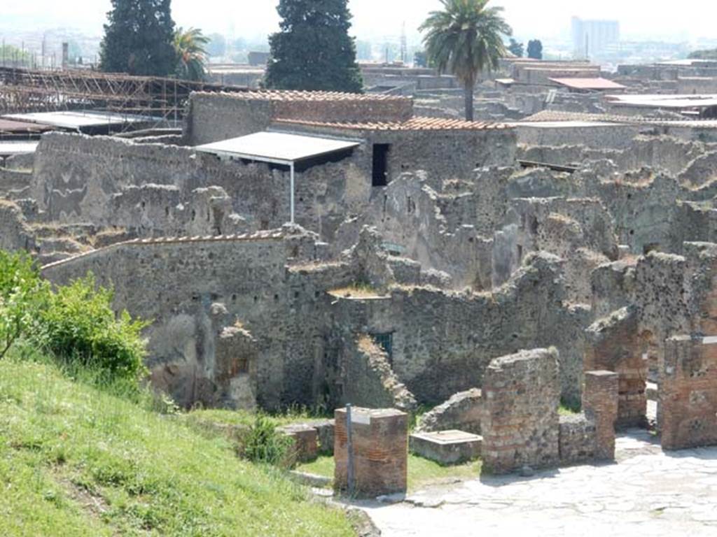 VI.16 Pompeii. May 2015. Looking south to linked entrance doorways at VI.16.21, 22, 23 and 24. Photo courtesy of Buzz Ferebee.
