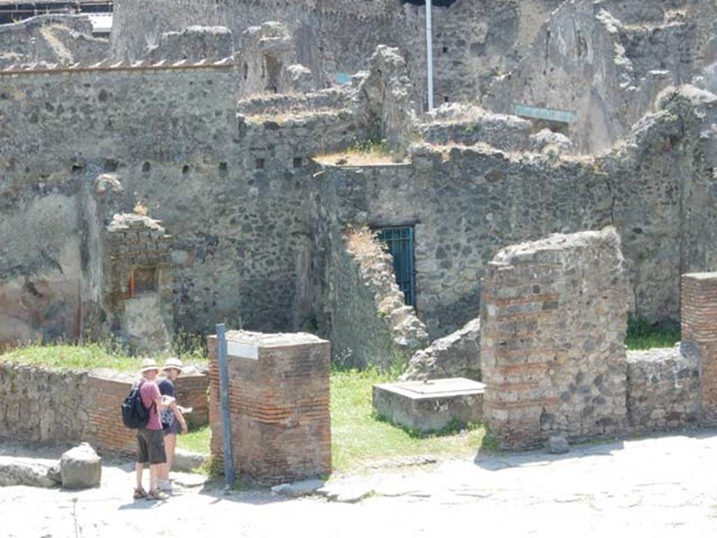 VI.16.22 Pompeii, in centre. May 2015. Looking south to entrance. Photo courtesy of Buzz Ferebee.
