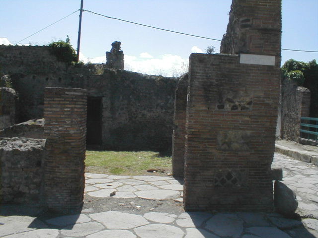 VI.16.23 Pompeii. May 2005. Looking south to entrance doorway.
