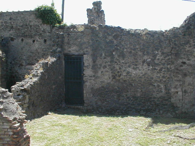 VI.16.23 Pompeii. May 2005. South wall with doorway.