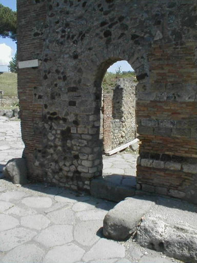 VI.16.24 Pompeii. May 2005. Entrance doorway.

