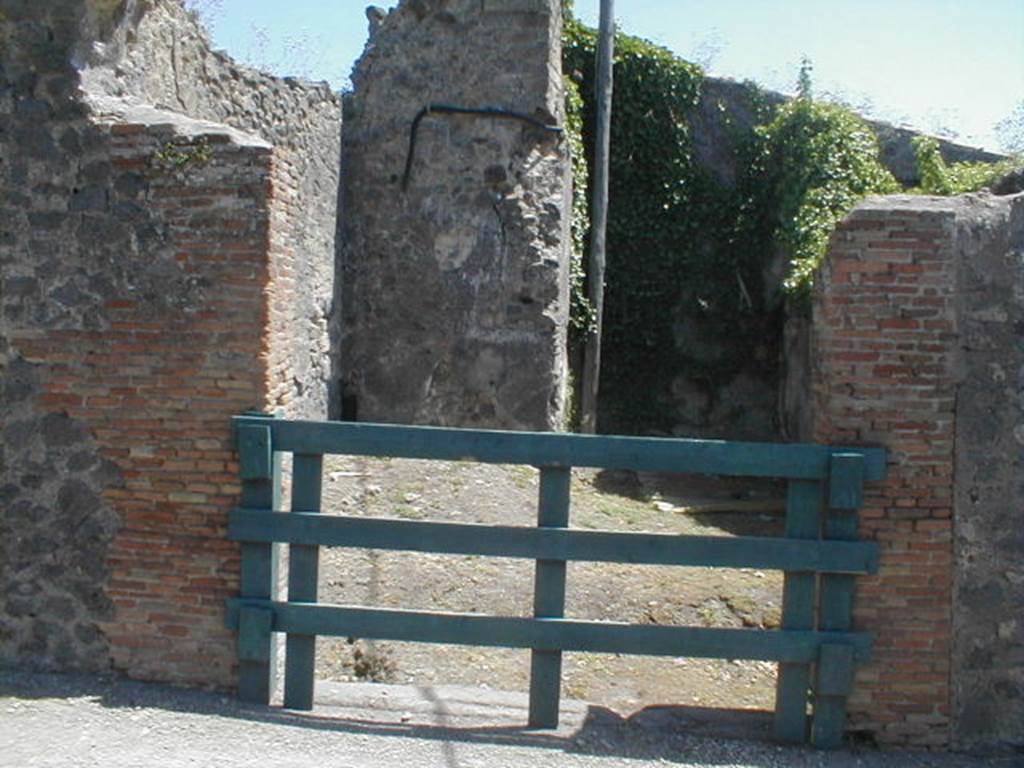 VI.16.25 Pompeii. May 2005. Entrance doorway, looking east.