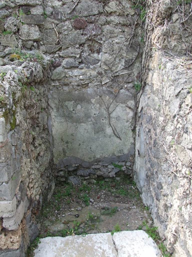 VI.16.27 Pompeii. March 2009. Small room or cupboard with marble sill. According to NdS, this small room was the largest of the two. It had a travertine threshold and walls coated with white plaster. See Notizie degli Scavi, 1908,  (p.191)
