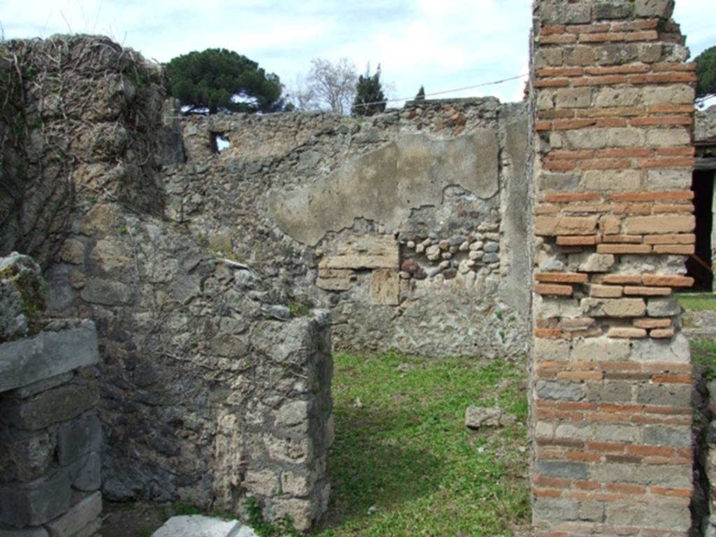 VI.16.27 Pompeii. March 2009. Doorway to room T, at left end of north side of peristyle, looking north.
