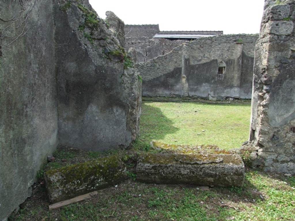 VI.16.27 Pompeii. March 2009. Room S, west wall of oecus, with window onto garden.
According to NdS, this room was lit by the large window that would have had a wooden windowsill and jambs. There was also another smaller window also overlooking the peristyle.
