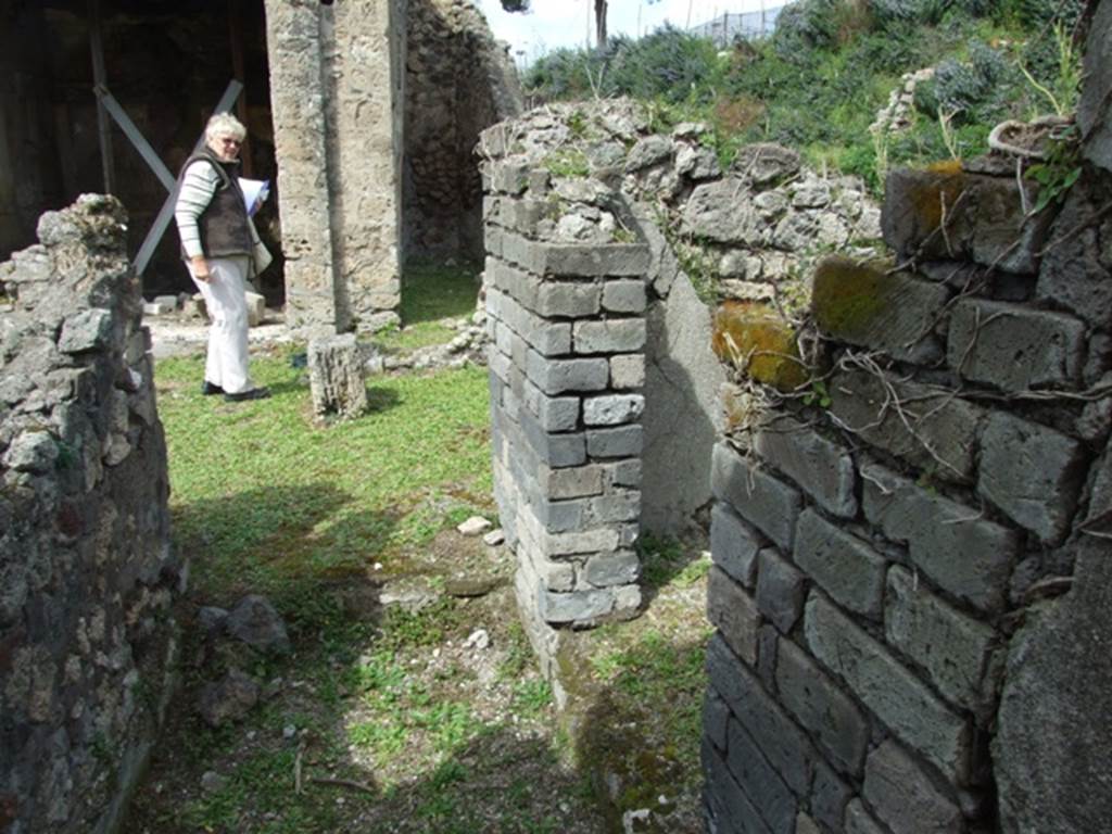VI.16.27 Pompeii. March 2009.  Small corridor Q, looking north to portico area, with doorway to room R, on right.
