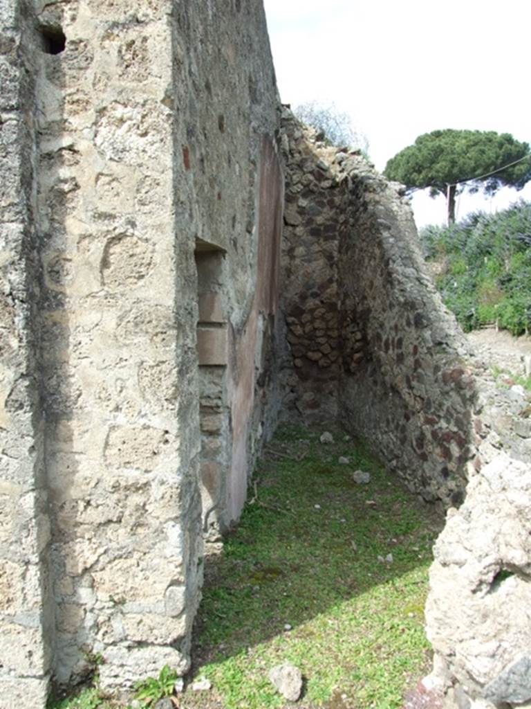 VI.16.27 Pompeii. March 2009. Room O, small room or cupboard. According to NdS, room O was a nearly triangular room with a small cupboard or recess in the west wall.
