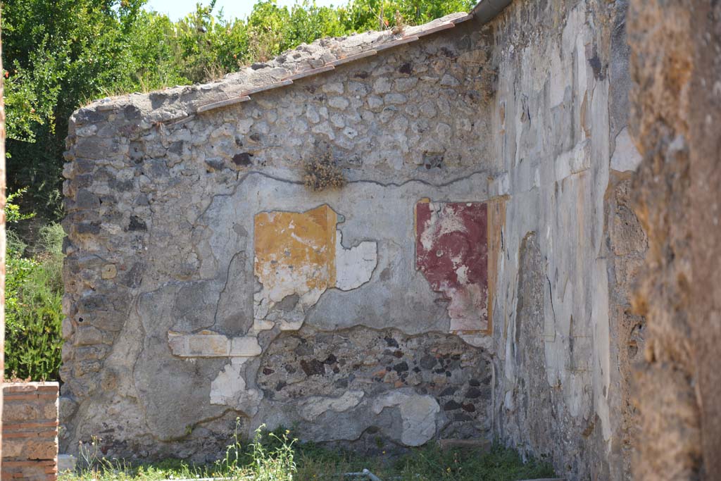VI.16.27 Pompeii. May 2015. Room J, south-east corner. Photo courtesy of Buzz Ferebee. 
