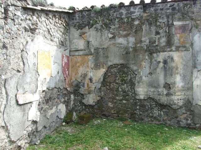 VI.16.27 Pompeii. March 2009. Room J, east wall of south-east corner. 
