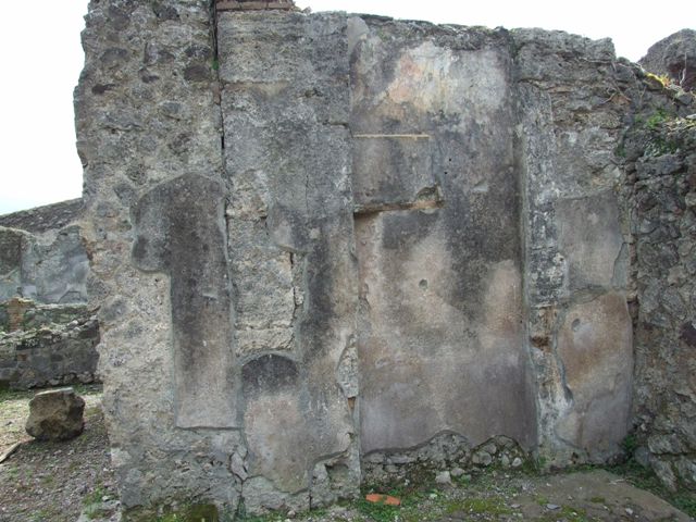 VI.16.27 Pompeii. March 2009. Room B, recess in atrium. The painting of Jupiter or Jove is just visible on the south wall of the recess. The small remains of a painted green stripe or garland are also just visible on the left.

